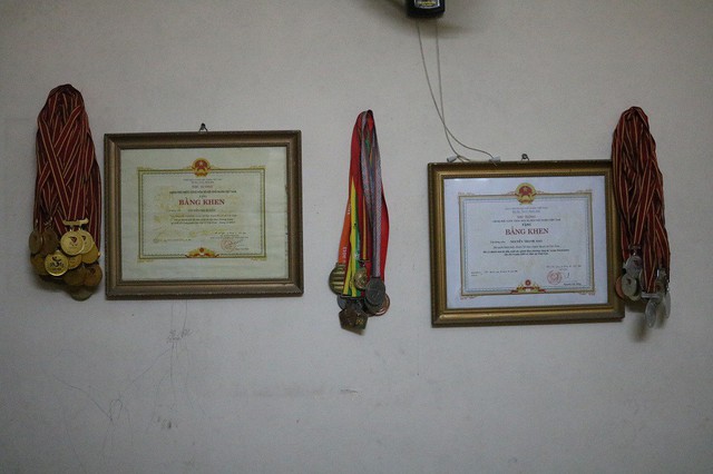 
Những tấm bằng khen, huy chương trong suốt 14 năm của hai vợ chồng luôn được trân trọng trong căn nhà nhỏ. Ảnh: Nghĩa Tùng

 

