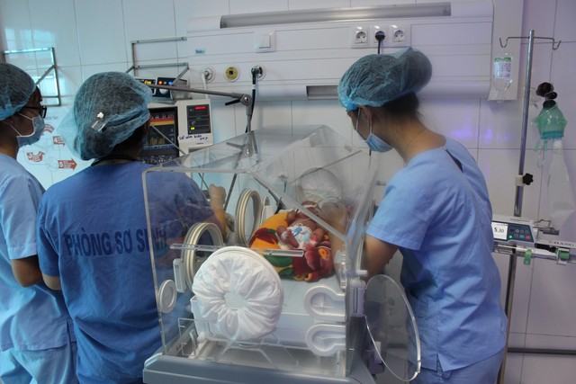 
Chăm sóc trẻ tại đơn nguyên sơ sinh, Bệnh viện Sản Nhi Bắc Ninh.
