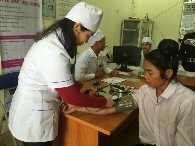 
Kh&aacute;m sức khoẻ cho bệnh nh&acirc;n tại Trạm Y tế x&atilde; Mường Phăng, huyện Điện Bi&ecirc;n, tỉnh Điện Bi&ecirc;n. Ảnh: V.Thu
