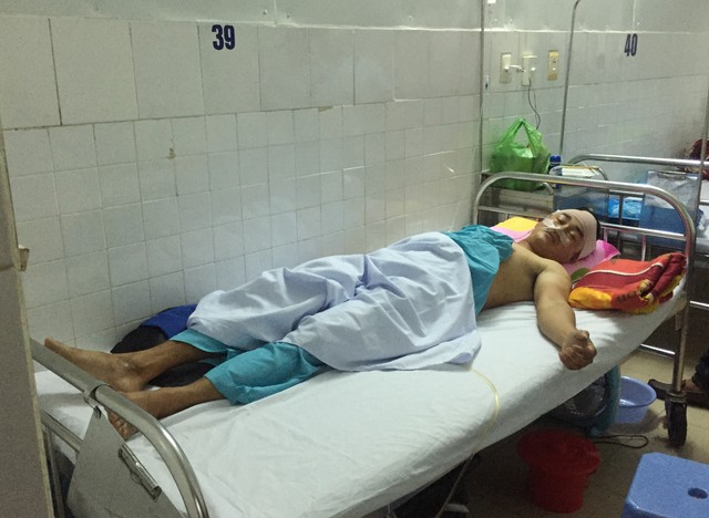 Anh Th&ocirc;i hiện đang được điều trị t&iacute;ch cực tại bệnh viện. Ảnh: Nguyễn Huy