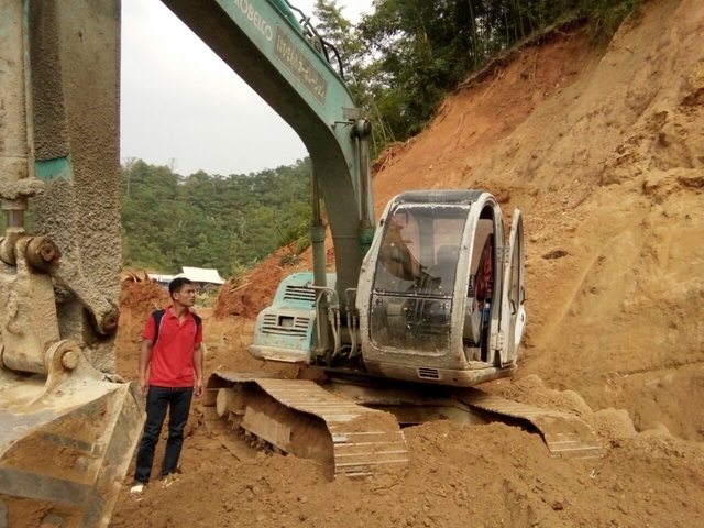 
Anh Công và chiếc xe cẩu đã cứu hơn mười mạng người thoát khỏi vòng vây tử thần của cơn lũ dữ. Ảnh: T.G
