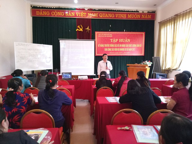 
Ông Nguyễn Hồng Quân, Trưởng phòng Truyền thông – Giáo dục truyền đạt với học viên tại lớp tập huấn kỹ năng truyền thông
