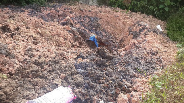 Chất thải lạ được đổ tràn lan trên địa bàn huyện Chợ Mới, tỉnh Bắc Kạn.