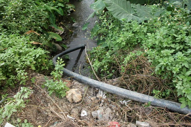 
Đường ống nước của DN anh Nam đang tạm dừng thi công đầu thôn Cao Ngô. Ảnh: Đ.Tùy
