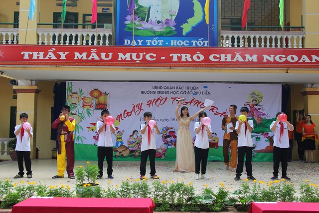 
Phần thi thổi bóng đã đem lại nhiều tiếng cười sảng khoái cho cả thầy và trò trường THCS Phú Diễn
