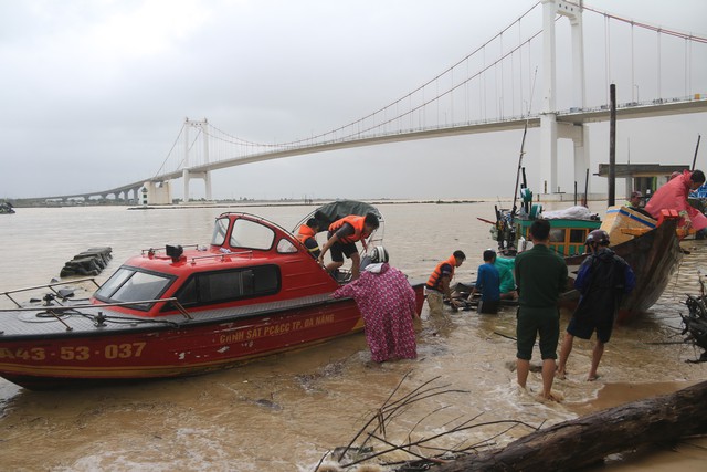 
Thi thể nạn nh&acirc;n được đưa v&agrave;o bờ. Ảnh: T&acirc;m Tr&iacute;
