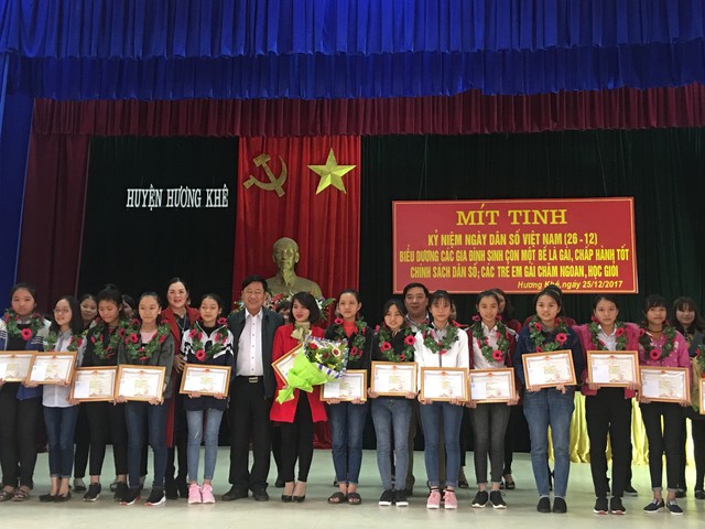 
16 trẻ em gái chăm ngoan, học giỏi được Chủ tịch UBND huyện Hương khê, Hà Tĩnh tặng Giấy khen. Ảnh: Văn Định
