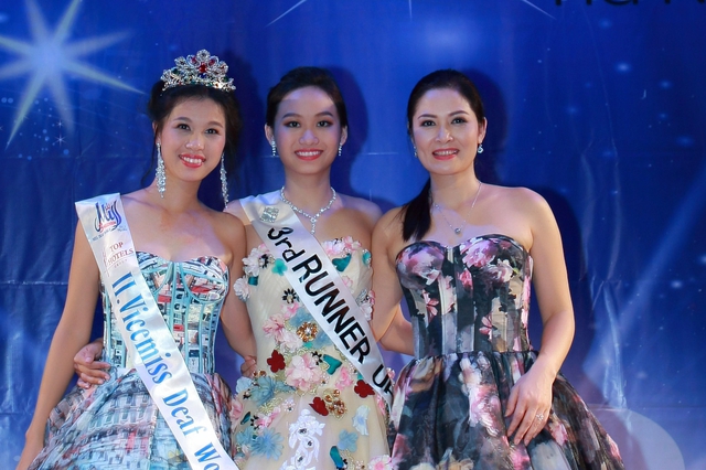 
Diễn viên Thúy Hà cùng hai Á hậu Điếc thế giới và Á hậu Điếc quốc tế trên sân khấu chương trình.
