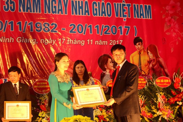 Thừa ủy quyền của Bộ GD&ĐT, ông Nguyễn Tiến Tầng - Chủ tịch UBND huyện Ninh Giang trao bằng khen cho 5 cá nhân có thành tích tiêu biểu. Ảnh: Đ.Tùy