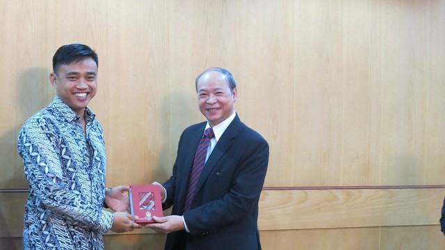 
Thay mặt lãnh đạo Tổng cục DS-KHHGĐ, ông Nguyễn Văn Tân – Phó tổng cục trưởng phụ trách Tổng cục DS-KHHGĐ hoan nghênh và trao quà lưu niệm cho các thành viên Đoàn Ủy ban Quốc gia DS-KHHGĐ Indonesia (BKKBN).
