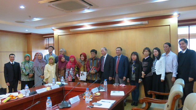 
Tổng cục DS – KHHGĐ và Đoàn công tác của Uỷ ban Quốc gia DS-KHHGĐ Indonesia chụp ảnh lưu niệm.
