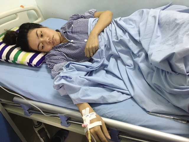 
Cô giáo Phạm Thị Hải đang được điều trị tại bệnh viện.     Ảnh: M.L
