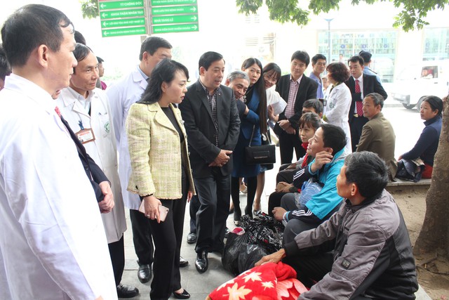 
Bộ trưởng Bộ Y tế Nguyễn Thị Kim Tiến và Cục trưởng cục quản lý Khám chữa bệnh Lương Ngọc Khuê kiểm tra BV Bạch Mai năm 2016
