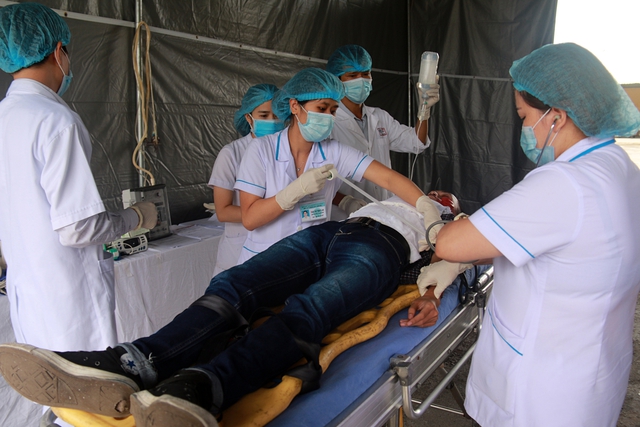 C&aacute;c y b&aacute;c sỹ tham gia buổi diễn tập. Ảnh: T&acirc;m Tr&iacute;