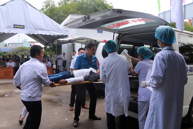 
C&aacute;c bệnh nh&acirc;n được đưa đi cấp cứu. Ảnh: T&acirc;m Tr&iacute;
