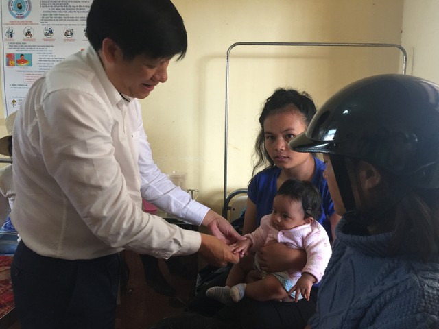 
Thứ trưởng Bộ Y tế Nguyễn Thanh Long thăm một bệnh nhi đang điều trị tại Trung tâm y tế xã Đạ Sar, huyện Lạc Dương, Lâm Đồng. Ảnh: V.Thu

