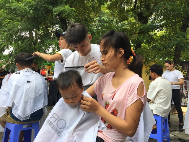 
Nhiều gia đình đưa con đến cắt tóc từ thiện tại chương trình Trung thu hồng.

