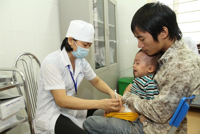 
Tiêm vaccine sởi là biện pháp hiệu quả nhất phòng bệnh sởi. Ảnh: Chí Cường
