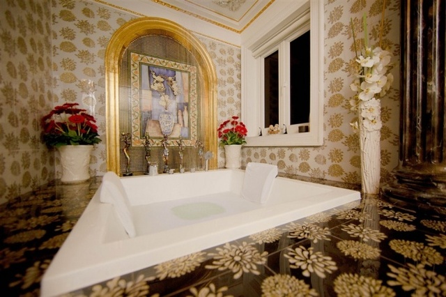 
Một mảng tường trong phòng tắm được viền bằng vàng và trang trí các loại hoa tươi. Người đẹp mong muốn mỗi góc nhà là một bức tranh nghệ thuật.

