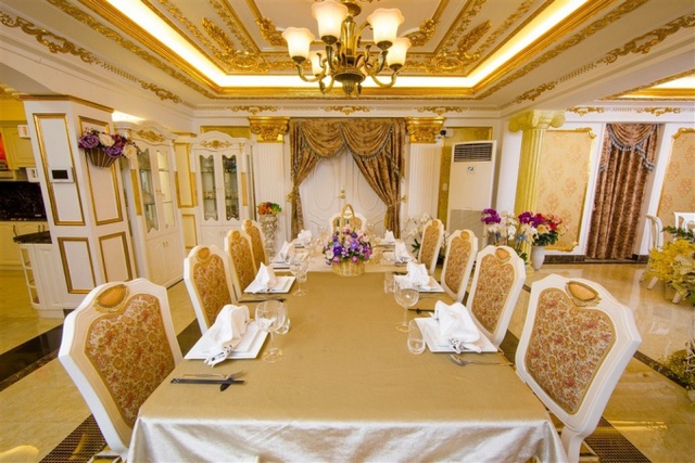 
Phòng ăn có gam màu vàng pha trắng tạo cảm giác ấm cúng. Bàn ăn cũng được thiết kế theo chuẩn châu Âu với hai loại: bàn tròn và bàn dài, phù hợp với các tính chất tiệc tùng khác nhau.
