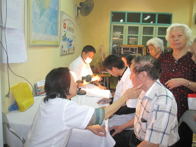 
Chăm sóc sức khỏe cho NCT tại quận Hoàn Kiếm, Hà Nội. Ảnh: H.Thư
