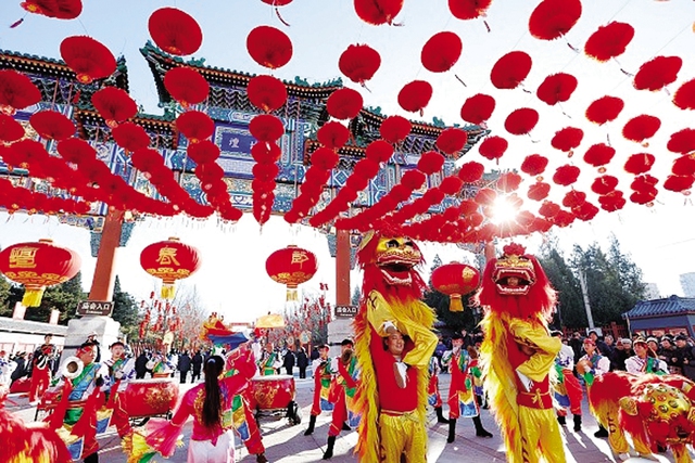 Người dân Trung Quốc tổ chức Lễ hội múa lân trong ngày Tết cổ truyền. Ảnh: T.L