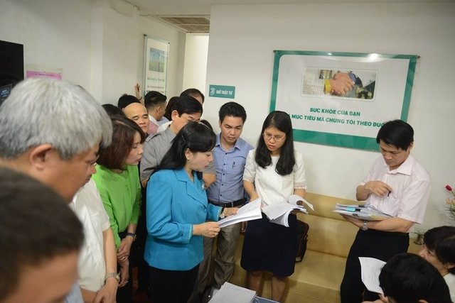 Bộ trưởng Bộ Y tế Nguyễn Thị Kim Tiến kiểm tra tại Phòng khám Đa khoa Thiên Tâm. Ảnh: T.Nguyên
