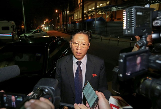
Đại sứ Triều Tiên tại Malaysia, ông Kang Chol phát biểu trước các phóng viên bên ngoài bệnh viện đa khoa Kuala Lumpur tối 17/2
