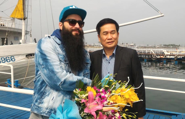 
Đạo diễn bộ phim Kong: Skull Island quay trở lại thăm Vịnh Hạ Long ngày 14/3. Ảnh: TL
