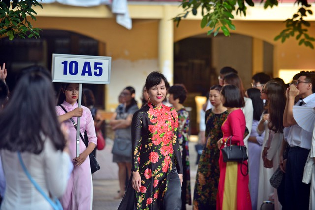 Ng&agrave;y khai giảng kh&ocirc;ng chỉ l&agrave; một sự kiện trọng đại đối với c&aacute;c em học sinh m&agrave; c&ograve;n l&agrave; ng&agrave;y &yacute; nghĩa đối với c&aacute;c thầy c&ocirc; gi&aacute;o. Ng&agrave;y bế giảng c&ocirc; lau giọt nước mắt tiễn c&aacute;c em học sinh cuối cấp rời xa m&aacute;i trường th&igrave; ng&agrave;y khai giảng c&ocirc; lại mang trong m&igrave;nh t&acirc;m thế hồ hởi, vui tươi ch&agrave;o đ&oacute;n một lứa học sinh mới. C&aacute;c em chăm ngoan, học giỏi l&agrave; mong ước lớn nhất của c&aacute;c thầy c&ocirc; gi&aacute;o.