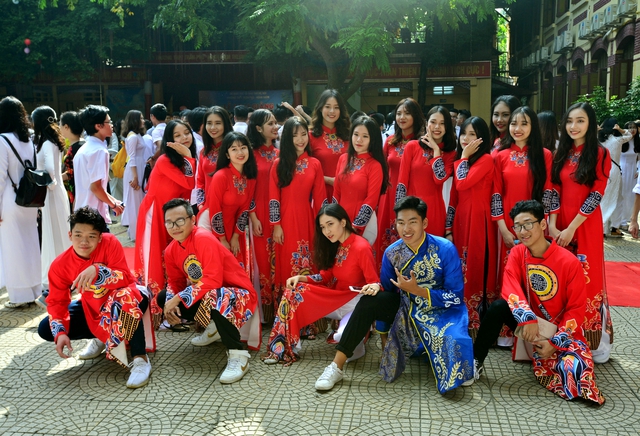 H&atilde;y giữ m&atilde;i tr&ecirc;n m&ocirc;i nụ cười, h&atilde;y c&ugrave;ng nhau cố gắng, phấn đấu cho một năm học mới th&agrave;nh c&ocirc;ng rực rỡ nh&eacute; c&aacute;c c&ocirc; cậu học tr&ograve;!