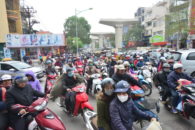 
Những ngày này, nhiều tuyến đường ở Hà Nội liên tục xảy ra tình trạng ùn tắc, thậm chí kéo dài trong cả tiếng đồng hồ.
