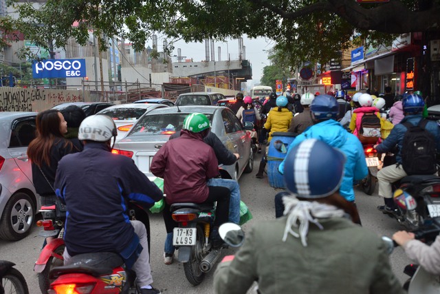 
Tại đường Cầu Diễn (quận Nam Từ Liêm), cũng trong tình trạng tương tự. Tại tuyến đường này, mặc dù lực lượng cảnh sát phân luông rất sớm nhưng tình trạng đâu vẫn vào đấy.
