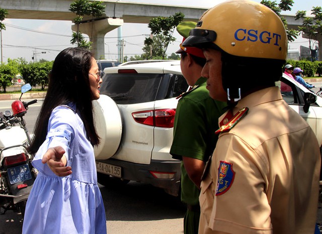 
Nữ diễn viên được cho là có thái độ không chuẩn mực với cảnh sát giao thông. Ảnh: Thái Linh
