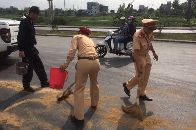 Chiều ngày 1/5, lực lượng CSGT đội 1-18 Công an tỉnh xúc cát xử lý sự cố bục dầu từ xe ô tô tràn ra đường