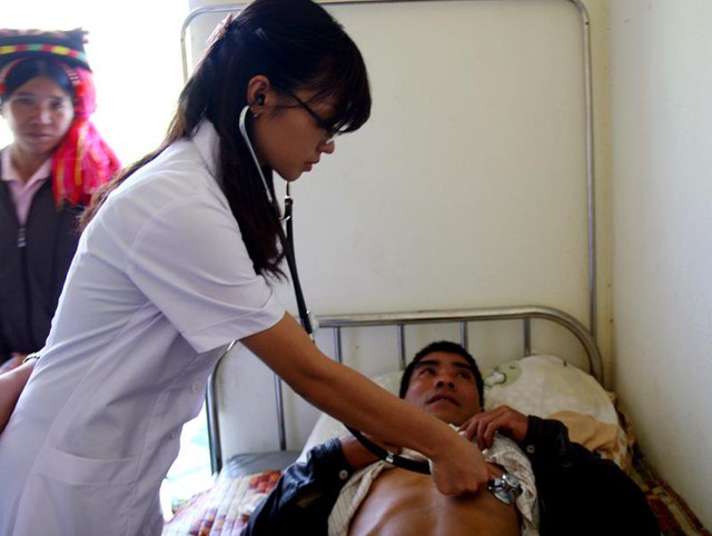 
Các bác sĩ trẻ khám, chữa bệnh cho người dân vùng biên giới Phong Thổ (Lai Châu).
