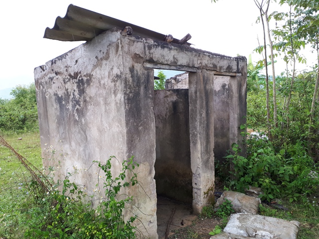 
Nhiều nhà vệ sinh của khu tái định cư ở Tà Mít (Tân Uyên, Lai Châu) xây xong rồi bỏ hoang vì không có nước dùng.
