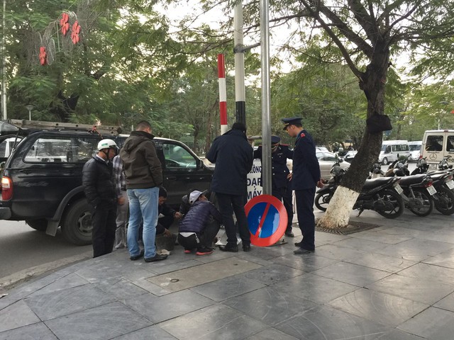 Lực lượng giao thông đang tiến hành tháo lắp biển cấm đỗ trên một số tuyến đường