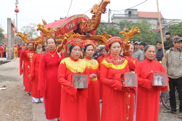 
Phần lễ, nghi thức được người dân coi là linh thiêng nhất là phần rước kiệu Thành Hoàng làng, Hưng Đạo đại vương, Phật và Thánh mẫu. Người rước cũng được lựa chọn rất kỹ, như có con cháu thành đạt, ngoan ngoãn và khỏe mạnh
