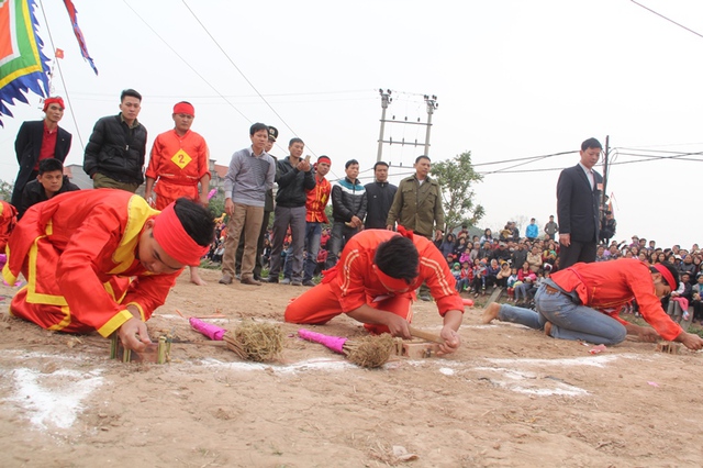 
Người chơi dùng thanh tre khác để đánh lửa
