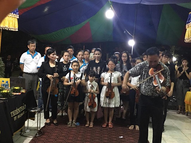 Nhóm nghệ sỹ đàn Violin Hải Phòng đã có buổi biểu diễn tưởng nhớ tới cố nghệ sỹ Đỗ Bá Lý. Ảnh: N.Cầm