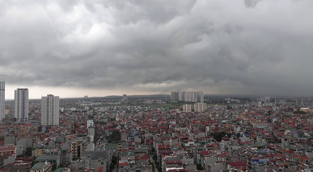 Ngay từ sáng sớm nay, mây đen đã bao phủ toàn bộ bầu trời Hà Nội, báo hiệu một trận mưa dông lớn sắp diễn ra.