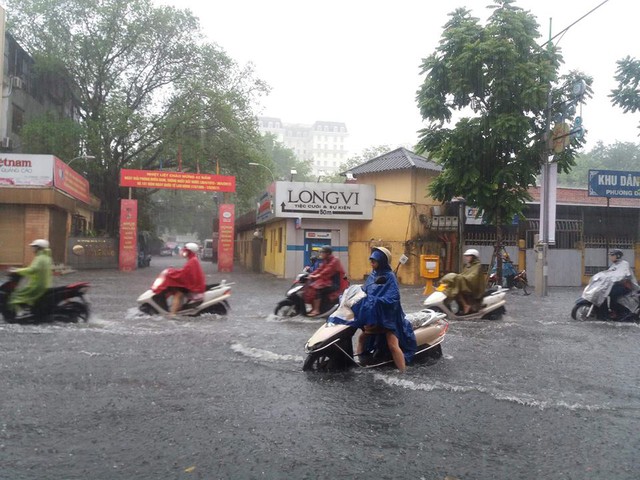 Xe máy rất khó di chuyển trong thời tiết mưa lớn, đường ngập. Ảnh: Hoàng Hòa
