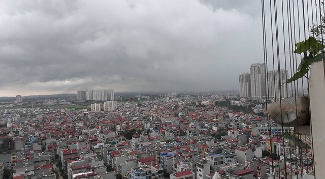 Mặc dù đã tới giờ đi làm nhưng chị Phương, nhà ở khu chung cư Ngô Thì Nhậm, Hà Đông đã quyết định ở lại nhà để giữ an toàn