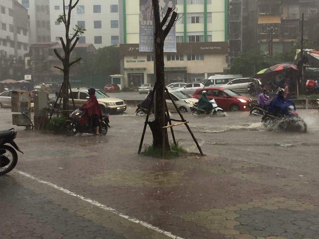 
Lúc 8h tại đường Trường Trinh, mưa lớn đã làm ngập đường và bắt đầu tràn lên vỉa hè. Các phương tiện di chuyển vô cùng khó khăn. Nhiều xe đã bị chết máy. Ảnh: Otofun
