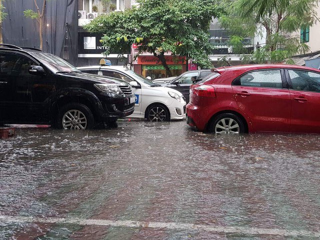 
Trời mưa to nên nhiều người dân chọn ô tô làm phương tiện di chuyển. Tại đường Lý Thường Kiệt nước đã ngập gần nửa bánh xe, đường tắc
