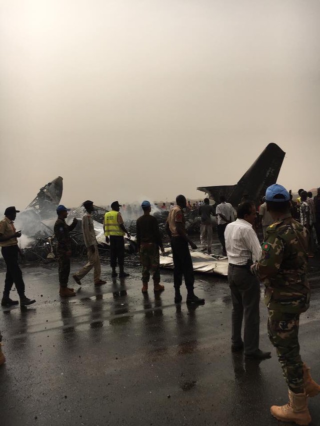 
Hiện trường vụ máy bay rơi ở sân bay Nam Sudan.
