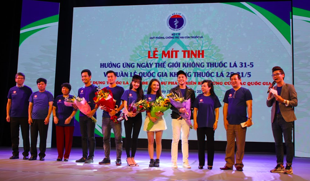 
Bộ trưởng Bộ Y tế Nguyễn Thị Kim Tiến cùng các vị lãnh đạo tặng hoa cho các nghệ sĩ trong chương trình giao lưu

