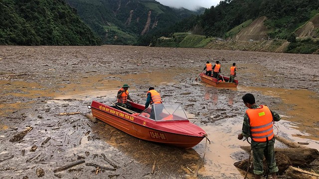 
Lực lượng chức năng tìm kiếm người mất tích do mưa lũ tại huyện Mù Cang Chải - Yên Bái.
