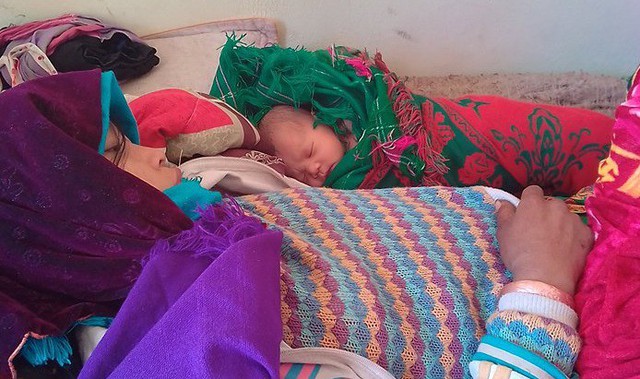 
Sản phụ sinh nở ở Trạm Y tế thì cả mẹ và bé rét mướt thế này được nằm giường, ủ ấm, để không bị ảnh hướng sức khỏe. Ảnh: CTV.
